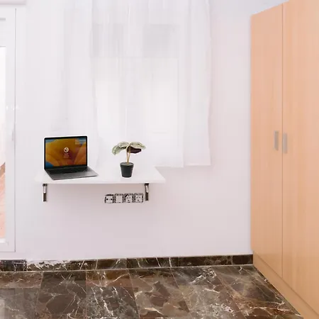Piso Compartido Delyrent, Reja * خاين