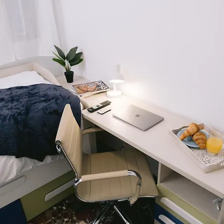 Piso Compartido Delyrent, Reja بيت ضيافة *