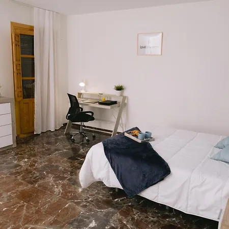 Piso Compartido Delyrent, Reja بيت ضيافة *