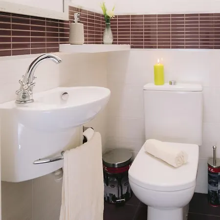 Piso Compartido Delyrent, Reja بيت ضيافة *